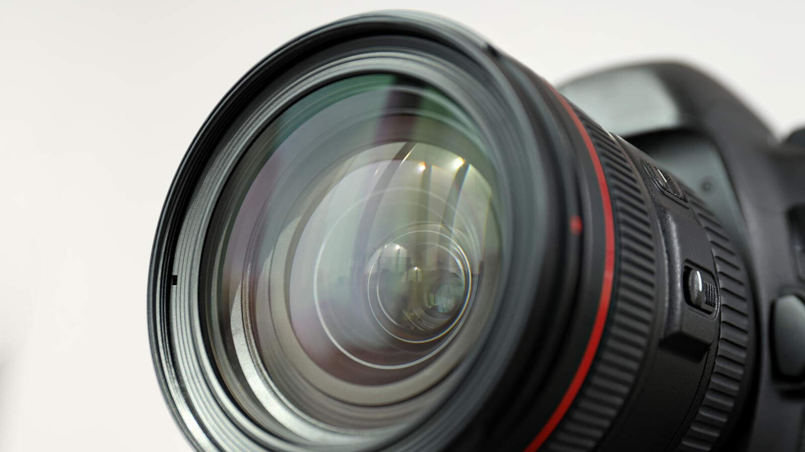 Canon EF vs EF-S Lenses Explained: What’s the Real Difference? Canon EF vs EF-S Lenses Explained: What’s the Real Difference?